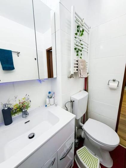 Apartament cu 3 camere semidecomandat, mobilat în P-ța Unirii