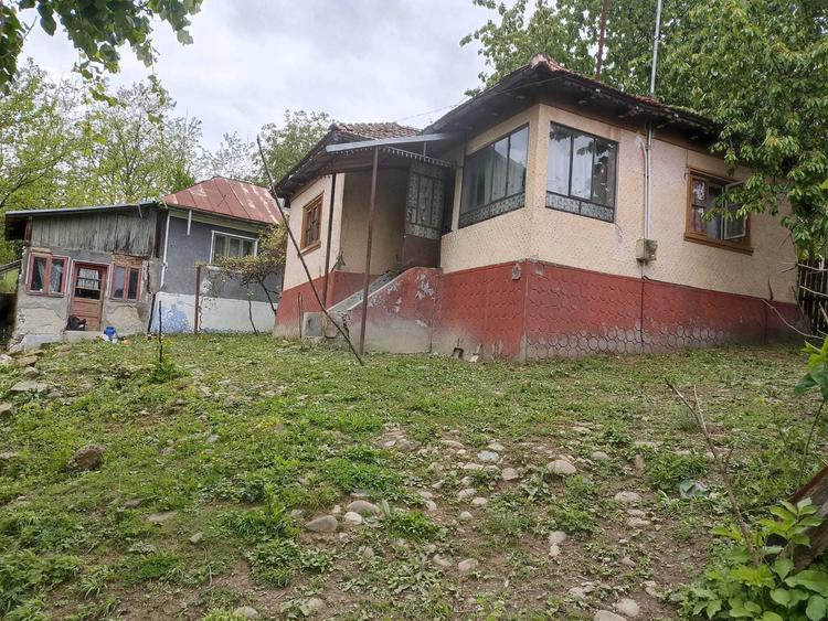 Casă cu 4 camere în Central