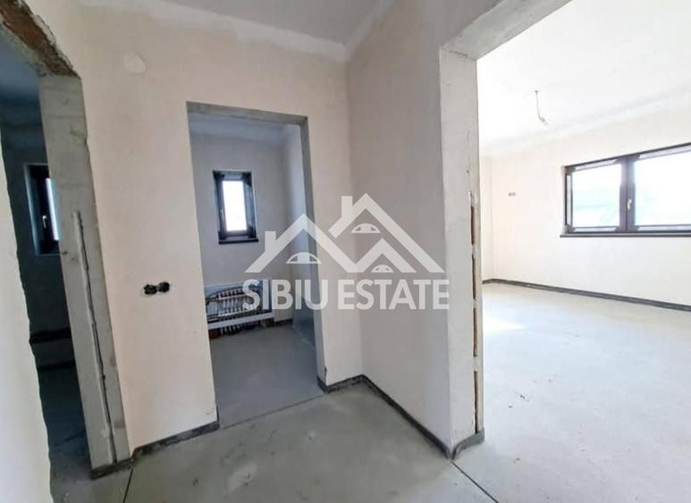Casă individuală cu 5 camere cu Canalizare în Cristian