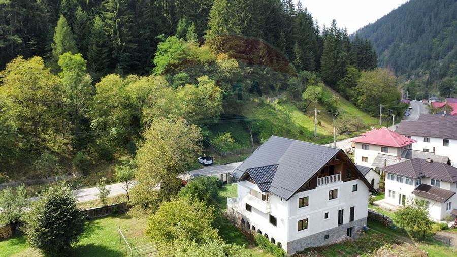 Casă individuală cu 7 camere cu Canalizare în Mădei