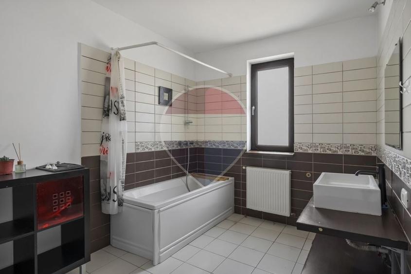 Casă individuală cu 6 camere cu Teren 572 Mp în Central