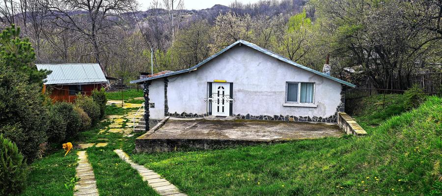 Casă individuală cu 4 camere cu Teren 2500 Mp în Podul Vadului