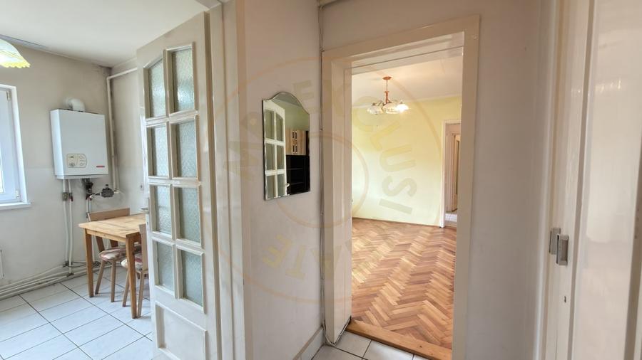 Apartament cu 2 camere semidecomandat, mobilat în Carei
