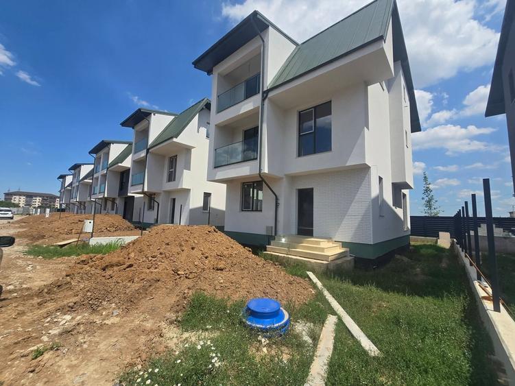 Casă individuală cu 5 camere cu Canalizare în Dobroești