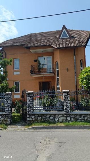 Casă cu 4 camere cu Teren 958 Mp în Central