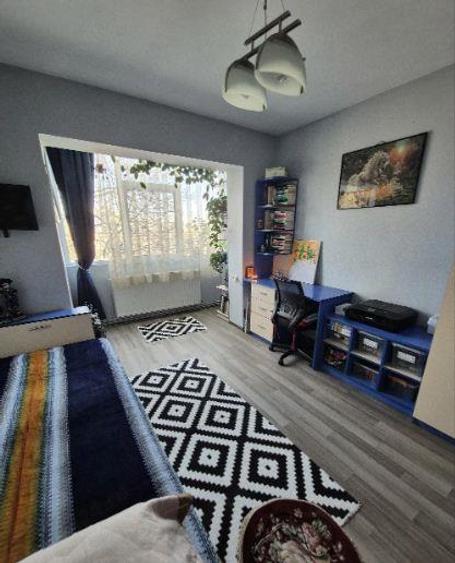 Apartament cu 4 camere semidecomandat în Tătărași