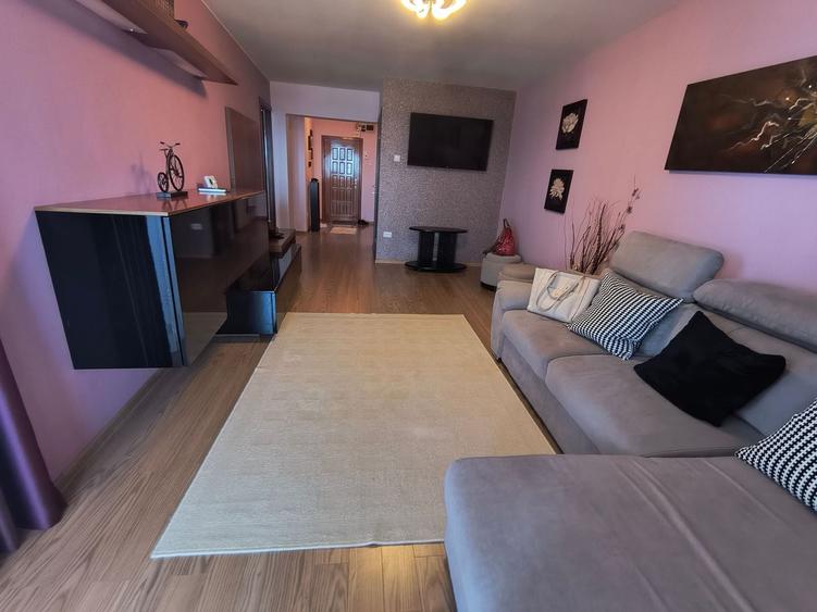 Apartament cu 3 camere decomandat, mobilat în Faleza Nord