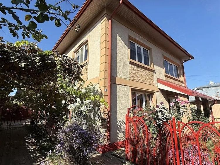 Casă individuală cu 5 camere cu Teren 728 Mp în Vest