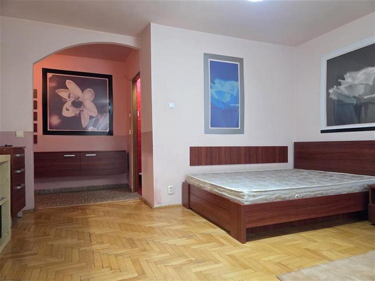 Garsoniera spatioasa de inchiriat str. De Mijloc - 15