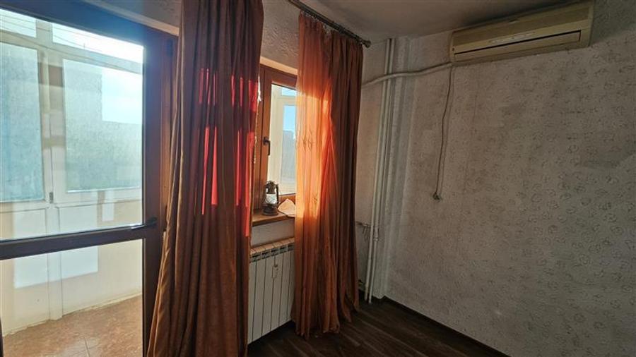 Apartament cu 4 camere semidecomandat în Berceni