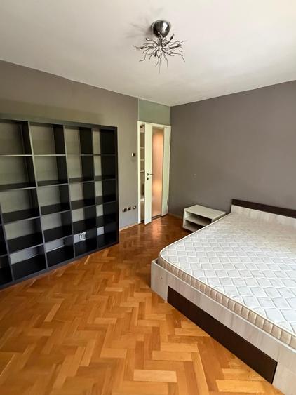 Apartament cu 3 camere decomandat în Girocului