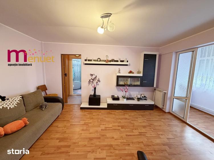 Apartament cu 3 camere semidecomandat în Central