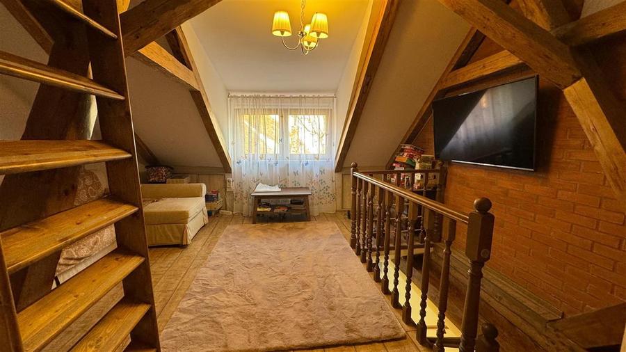 Penthouse cu 4 camere circular, mobilat în Schei