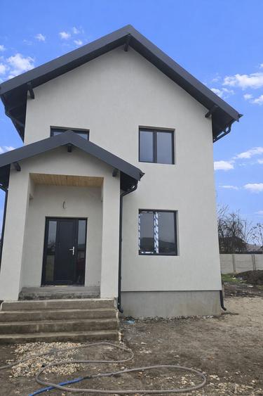 Casă individuală cu 4 camere cu Canalizare în Domnești