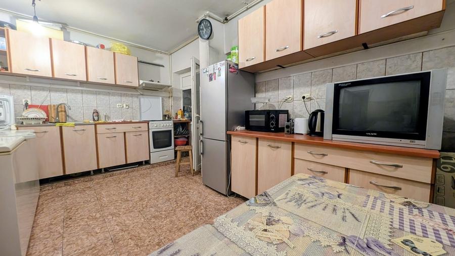 Apartament cu 5 camere decomandat în Est