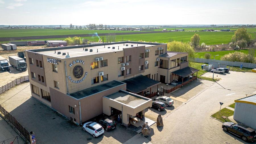 Casă individuală cu 40 camere cu Teren 13910 Mp în Exterior Vest