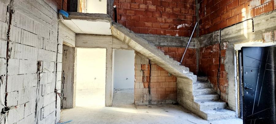 Casă individuală cu 5 camere cu Teren 300 Mp în Berceni
