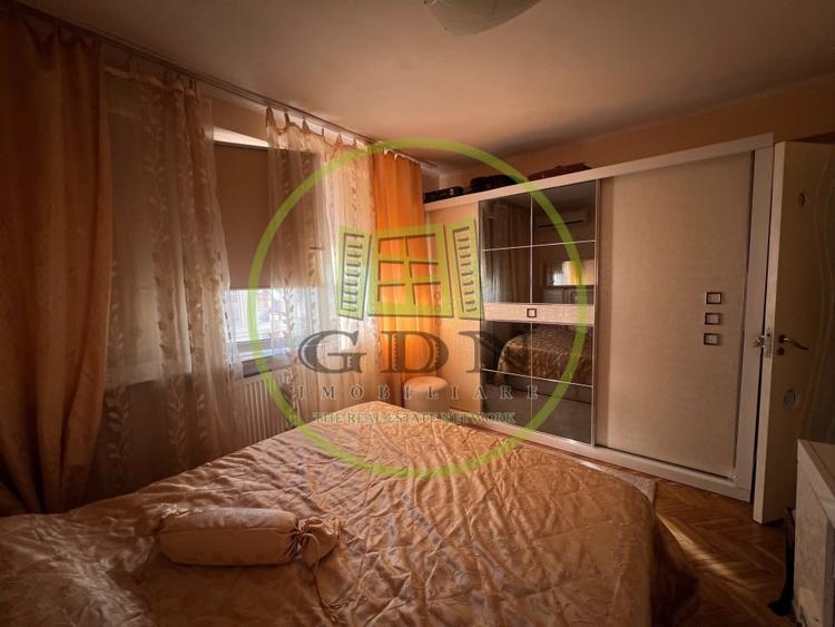Apartament cu 3 camere semidecomandat, mobilat în Central