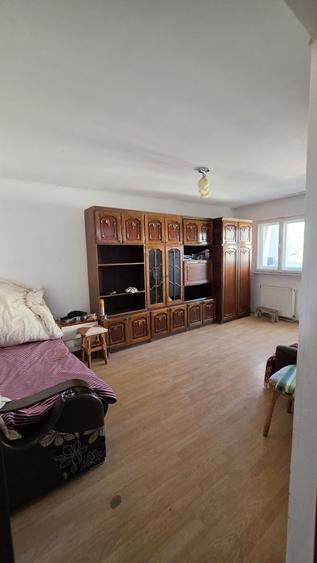 Apartament cu 3 camere decomandat în Metalurgie
