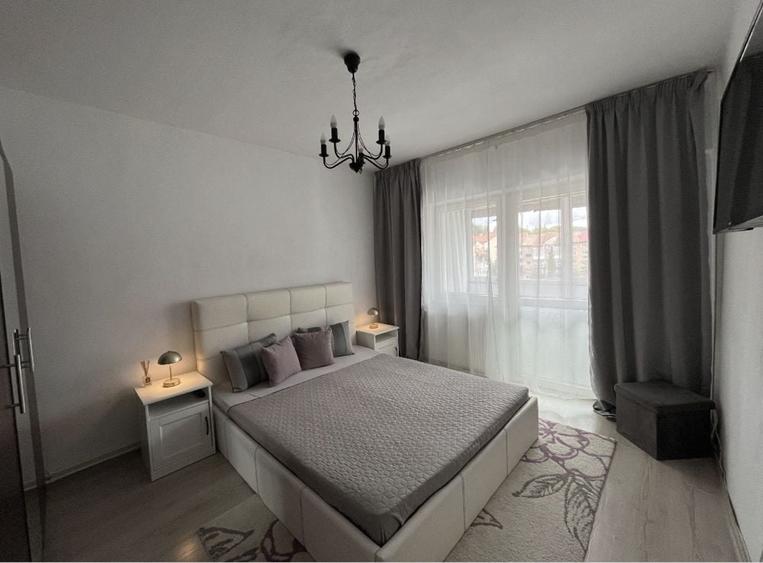 Apartament cu 3 camere decomandat în Petros