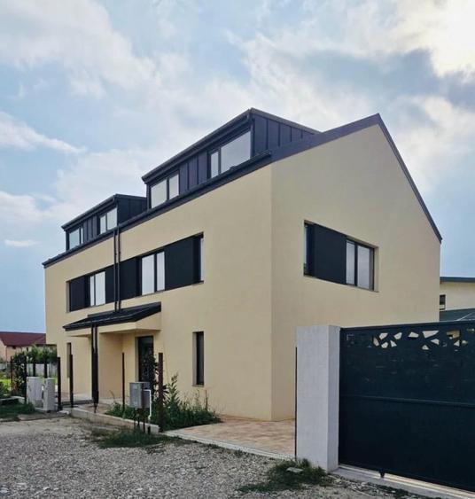 Casă individuală cu 5 camere cu Teren 227 Mp în Central