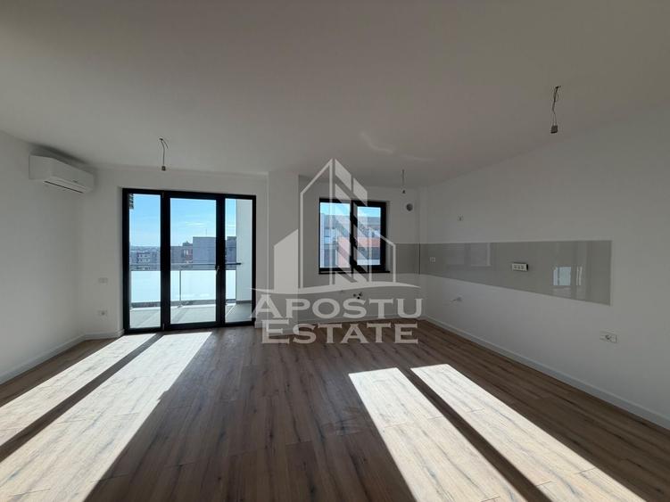 Apartament cu 3 camere semidecomandat în Torontalului