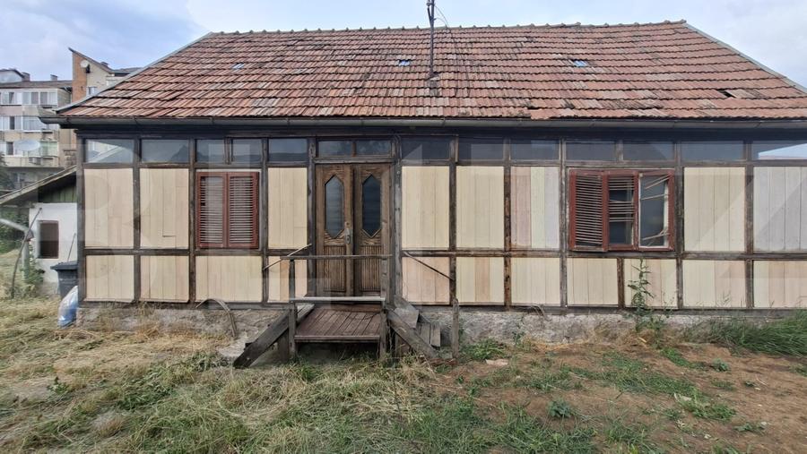 Casă cu 2 camere cu Canalizare în Central