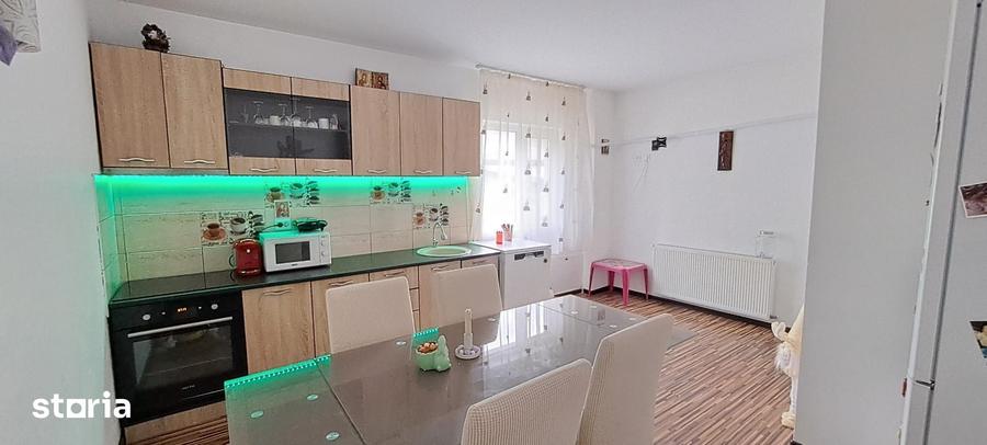 Casă cu 5 camere cu Teren 1000 Mp în Florești