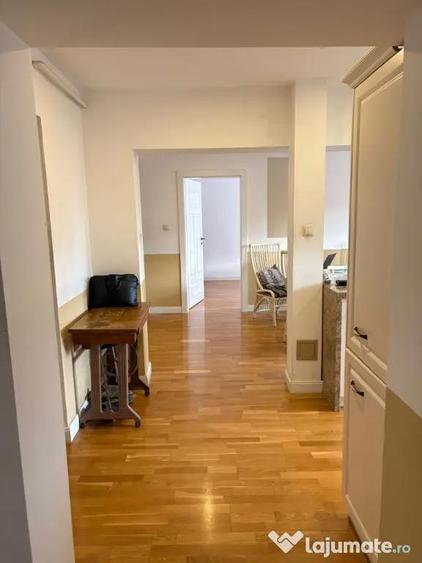 Apartament cu 4 camere decomandat în Calea Moldovei