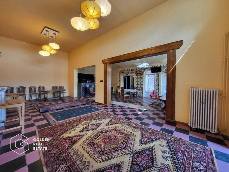 Casă individuală cu 12 camere cu Teren 1000 Mp în Central