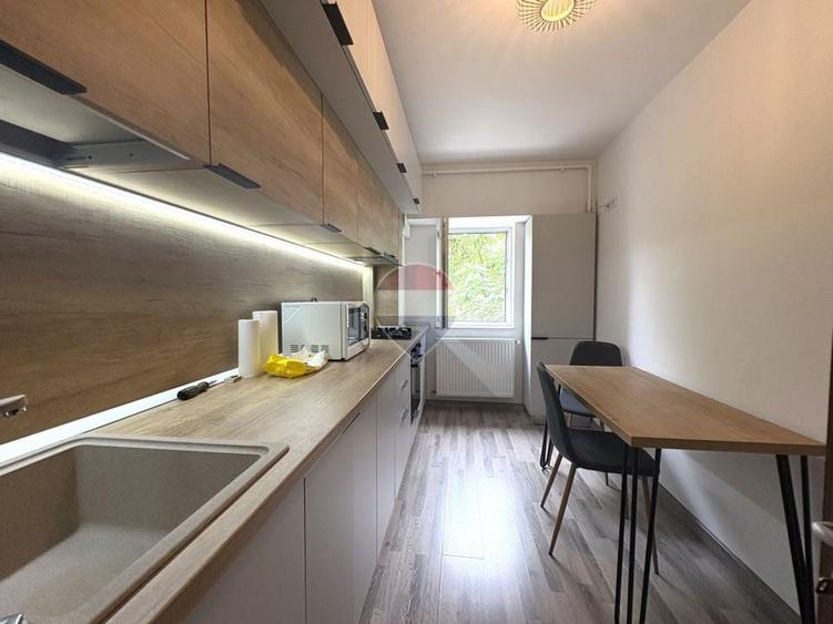 Apartament cu 2 camere decomandat, mobilat în Central