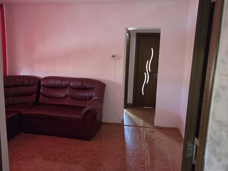 Apartament cu 3 camere semidecomandat în Central