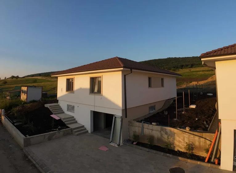 Casă individuală cu 5 camere cu Canalizare în Chinteni
