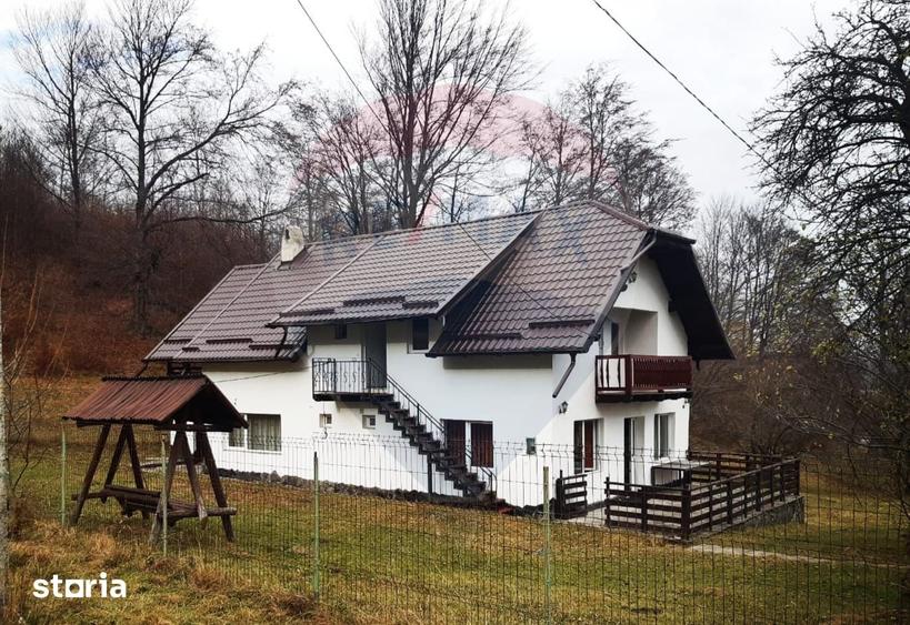 Casă cu 7 camere cu Teren 3580 Mp în Tohănița