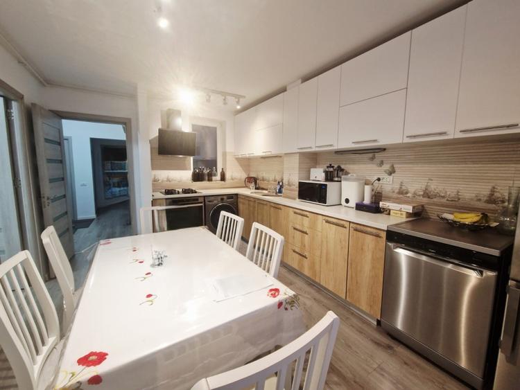 Apartament cu 3 camere decomandat, mobilat în Doamna Ghica