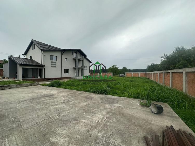 Casă individuală cu 8 camere cu Canalizare în Români