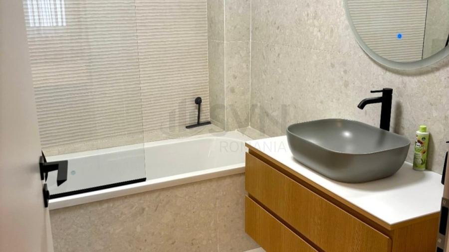 Apartament cu 3 camere decomandat, mobilat în P-ța Romană