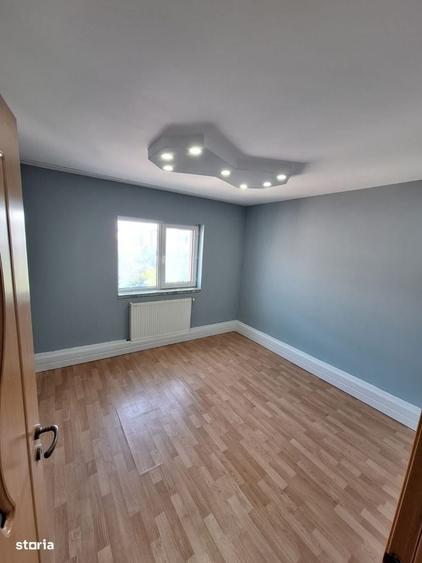Apartament cu 4 camere decomandat în Craiovița Nouă