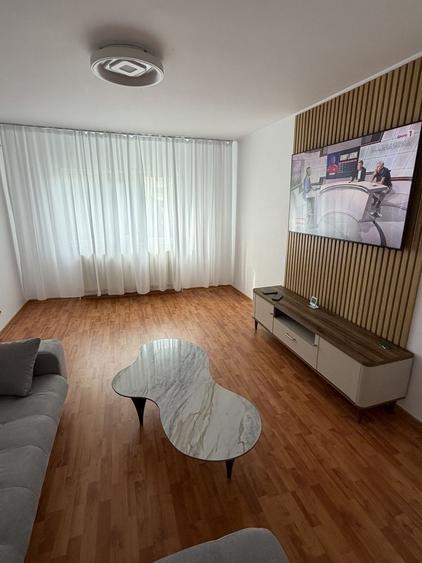 Apartament cu 3 camere decomandat în Eremia