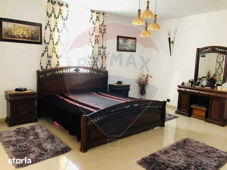 Casă cu 6 camere cu Teren 600 Mp în Brănești