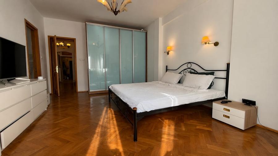 Apartament cu 3 camere semidecomandat, mobilat în Ultracentral