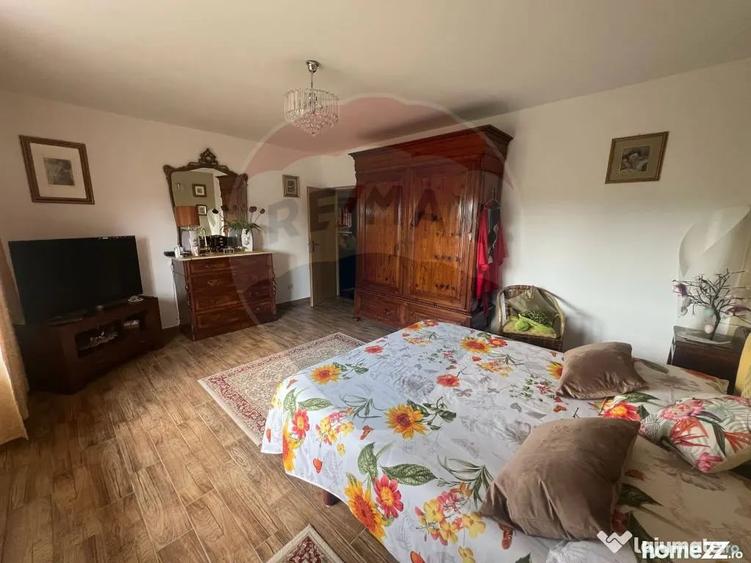 Casă cu 7 camere cu Teren 983 Mp în Garoafa