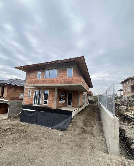 Casă cu 4 camere în Dâmbul Rotund