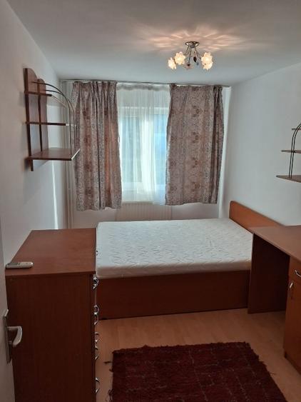Apartament cu 3 camere semidecomandat în Alexandru cel Bun