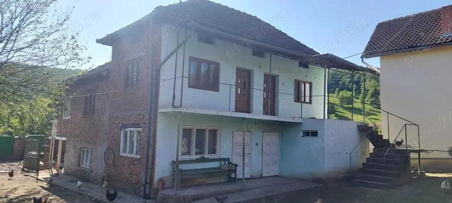Casă cu 6 camere cu Teren 1500 Mp în Valea