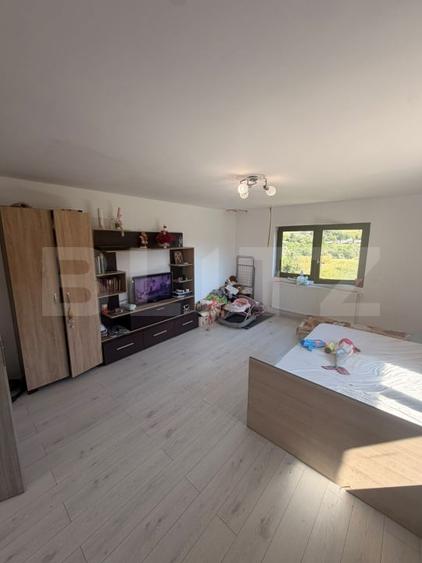 Casă individuală cu 5 camere cu Teren 3600 Mp în Periferie