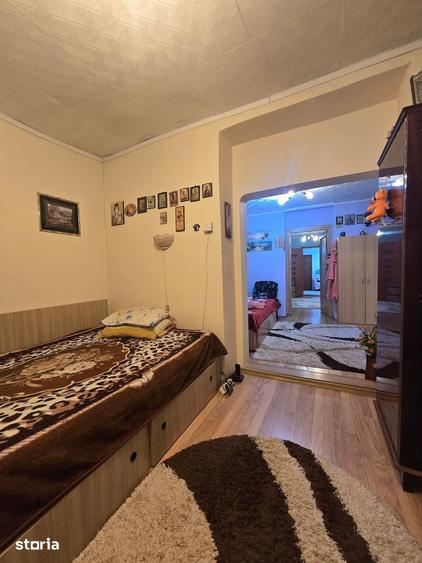 Casă cu 5 camere cu Teren 600 Mp în Andronache