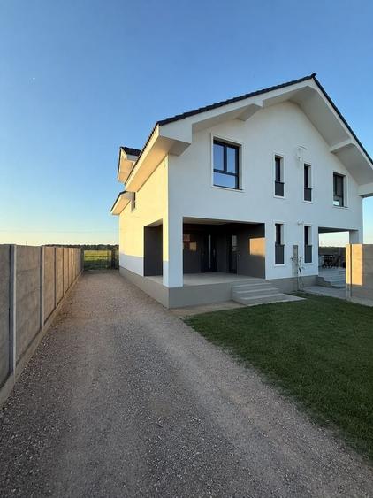 Duplex cu 4 camere cu Canalizare în Săcălaz