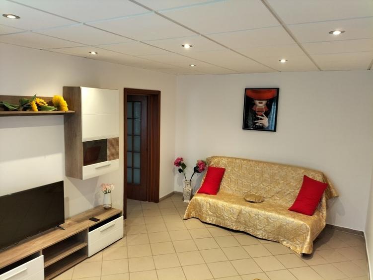 Apartament cu 3 camere decomandat, mobilat în Tei