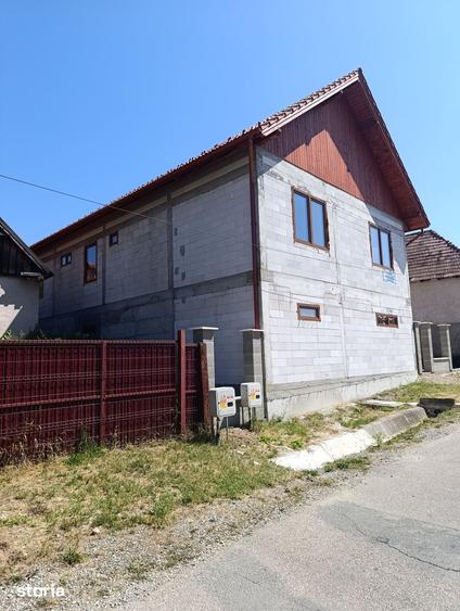 Casă cu 5 camere cu Teren 4200 Mp în Sâncraiu